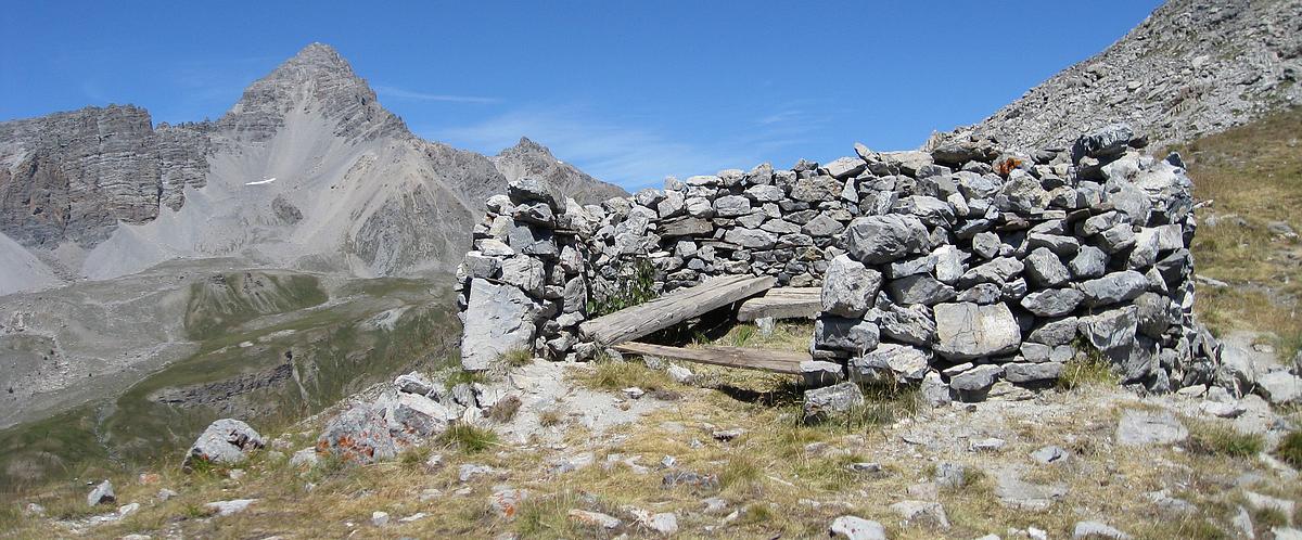 Poste optique en ruine : devant le Pic de Rochebrune