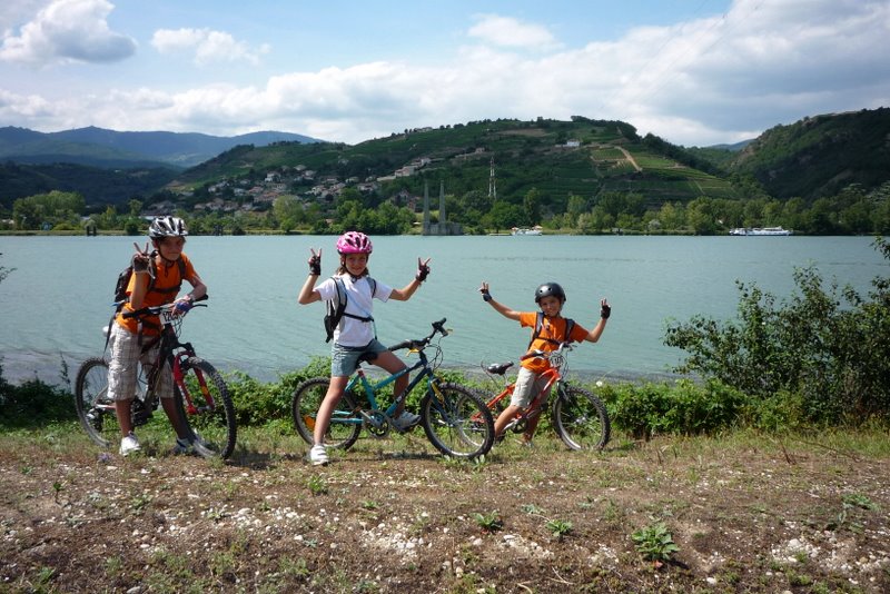 But !!! : Voilà presque l'arrivée avec la dernière ligne droite le long du fleuve Rhône