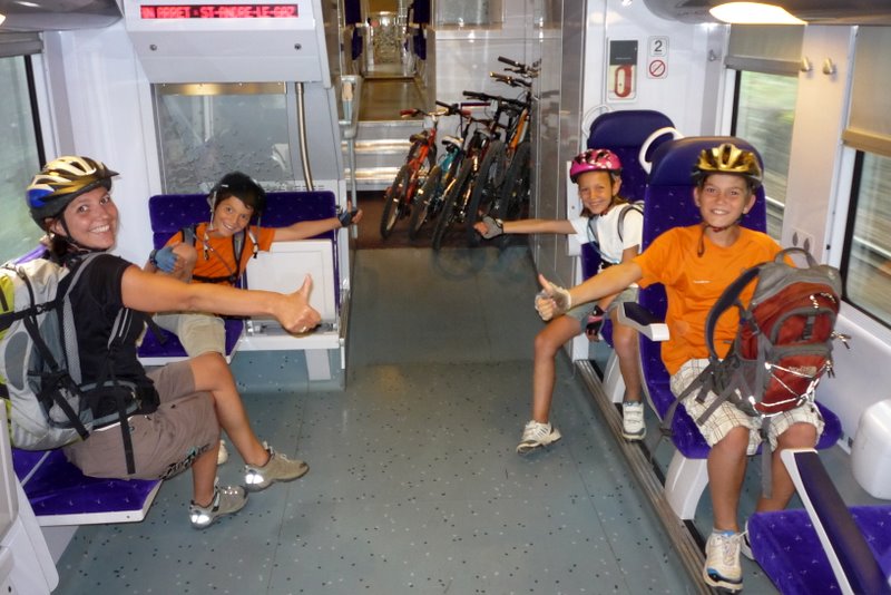 #3 Défi gagné : Un changement de train en moins de 7 minutes avec 5 vélos, une carriole et un passage passerelle en escalier cela se fête! Défi gagné : Un changement de train en moins de 7 minutes avec 5 vélos, une carriole et un passage passerelle en escalier cela se fête!