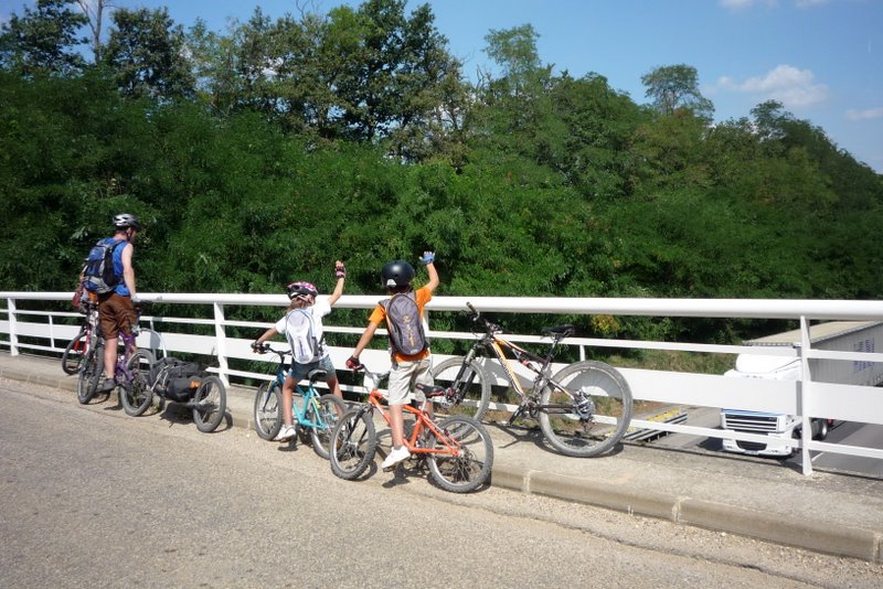 #20 Génial : Merci aux routiers et conducteurs pour leurs coucous de klaxons, mains, pieds, phares, ... Pendant près de 15 minutes de boite à coucou. Cela donne la banane :-D Génial : Merci aux routiers et conducteurs pour leurs coucous de klaxons, mains, pieds, phares, ... Pendant près de 15 minutes de boite à coucou. Cela donne la banane :-D