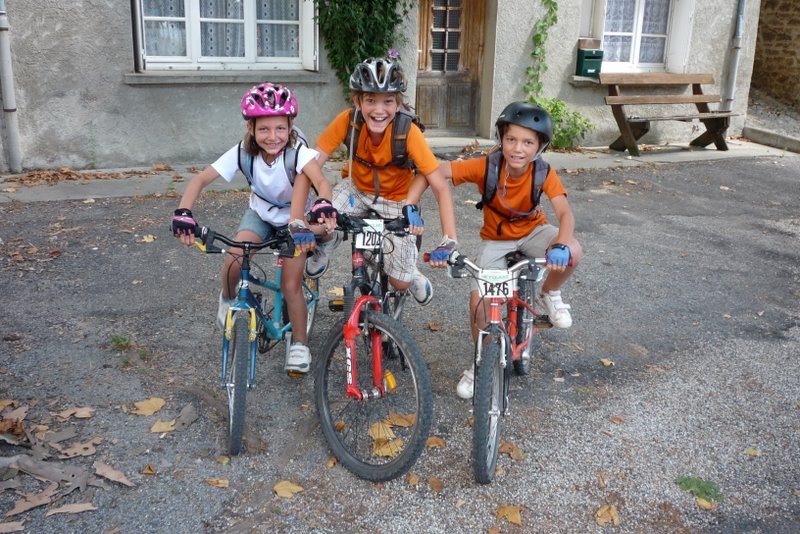 Défi équilibre : On joue en attendant les parents qui font le ravitaillement nourriture pour le midi.