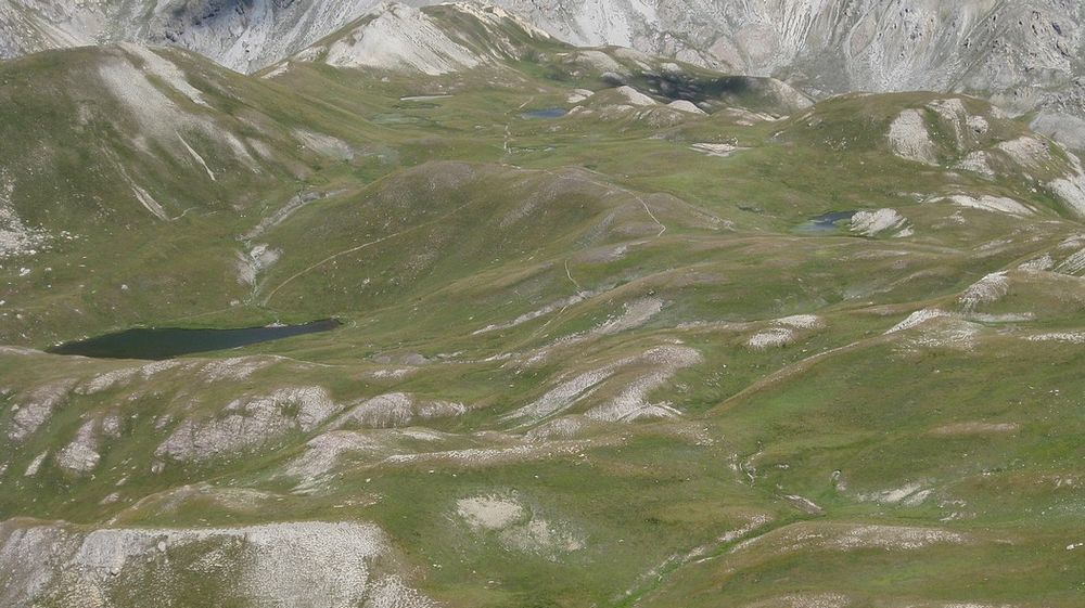 Vue plongeante : sur les lacs autour du col de Néal