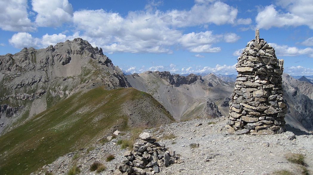 LE cairn : devant le Pic du Béal Traversier