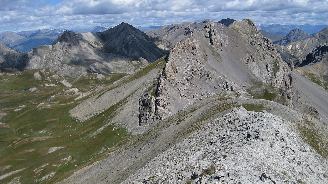 Du sommet : Le col du Lauzon parait bien bas !