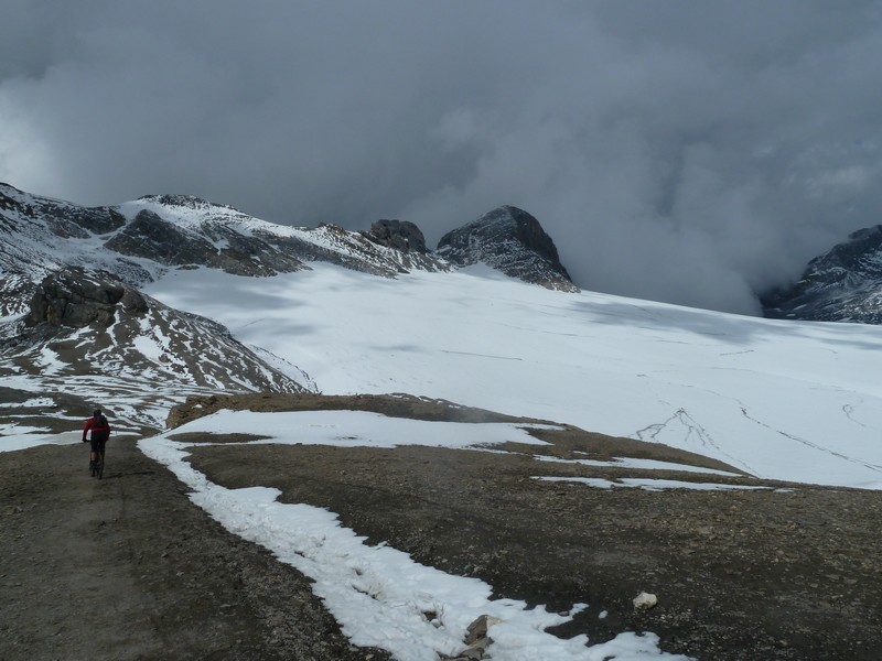 #15 le glacier a droite : malgré la neige il faut y passer a la hutte si on veut descendre le glacier a droite : malgré la neige il faut y passer a la hutte si on veut descendre