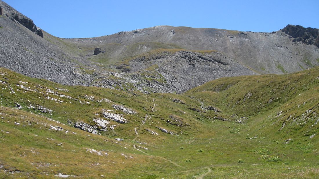 La Pointe de Rasis : tout là-haut, on va monter par le col à gauche !