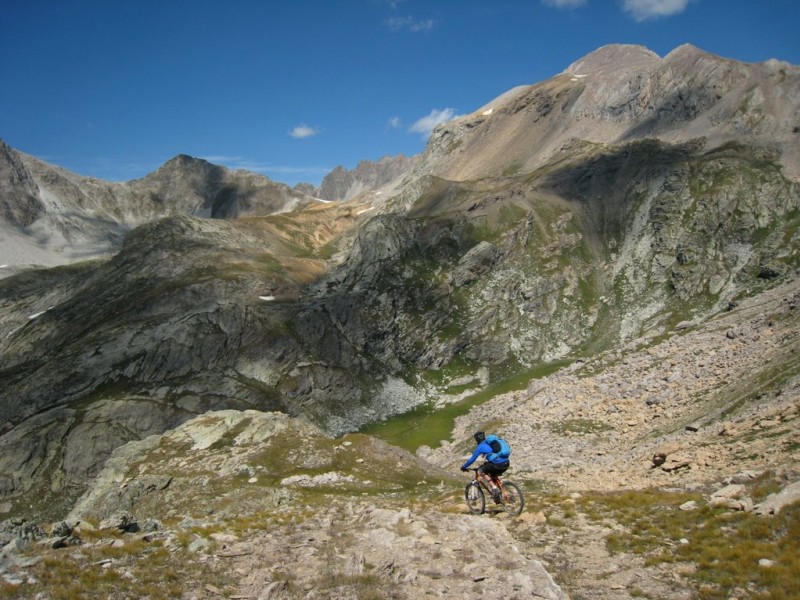 Monte Maniglia : là ça roule encore jusqu'à une traversée entrecoupée de nombreux petits portages