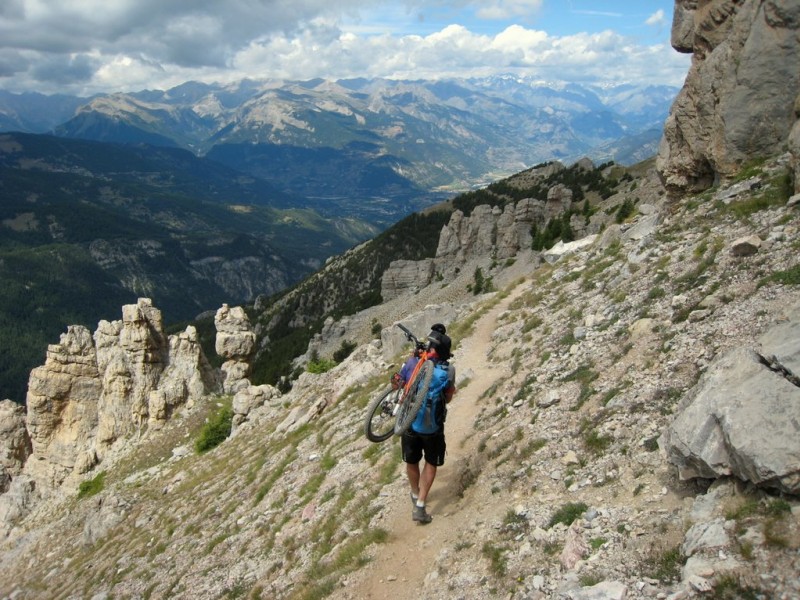 Crêtes de Vars : dernier portage du raid, ouf !