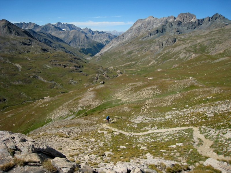 Col de la Noire : Jolie descente sur le vallon Longet sur fond de Chambeyron et Péouvou