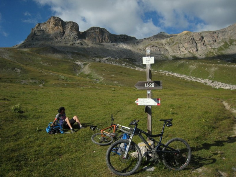 Sous le col Bellino : Friz matte la Maniglia : "gros portage en vue, miam !" (juste à gauche du poteau signalétique)