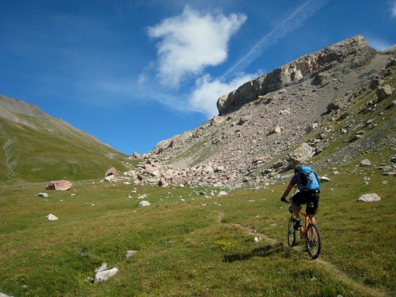 Col de Serenne : Friz est content, ça roule ! entre les blocs de marbre rose