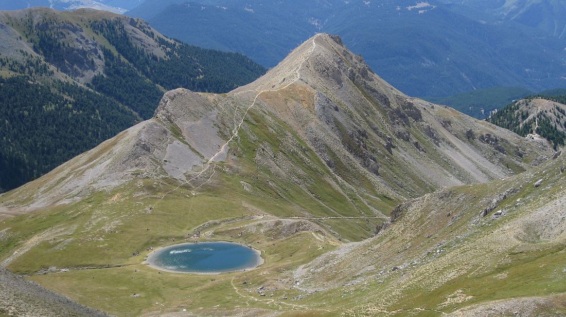 #2 Lac de Souliers : et Crête du Tronchet vus de la montée au Pic Ouest de Côte Belle Lac de Souliers : et Crête du Tronchet vus de la montée au Pic Ouest de Côte Belle