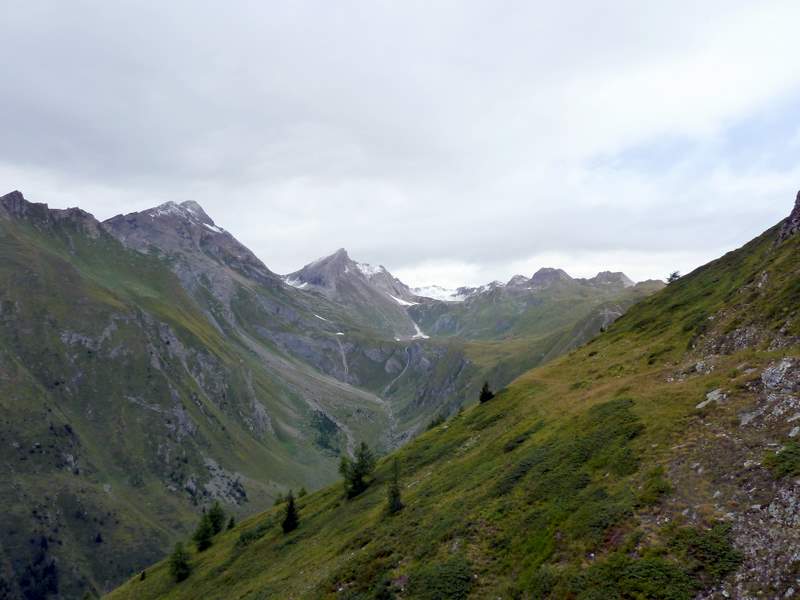 Col Serena : Dans la descente vue sur la Grde Rochère et l'Aig. de Bonalex
