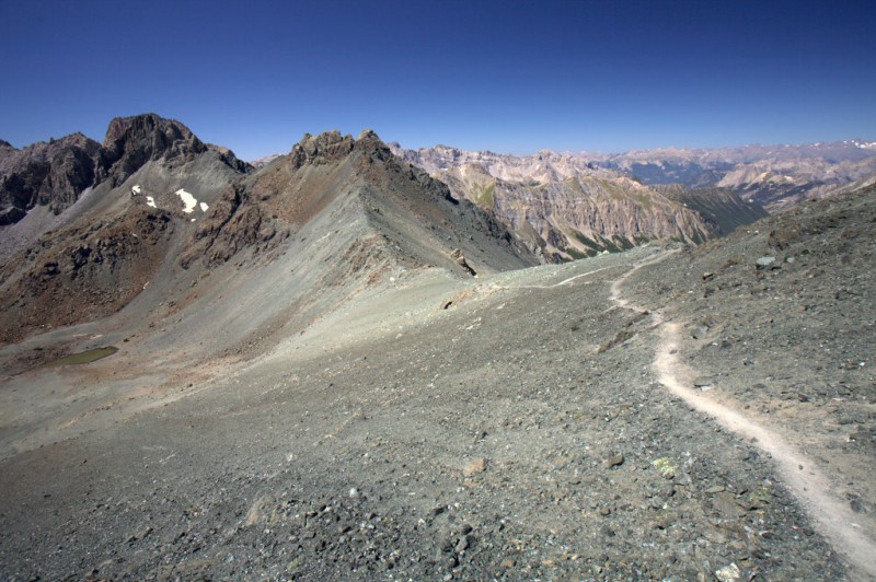 Col sud du Cristillan : courte descente sur le col vert