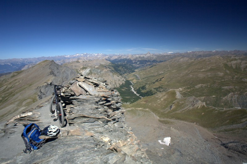 Tête de la Cula : Summit avec une vue plongeante sur St Véran