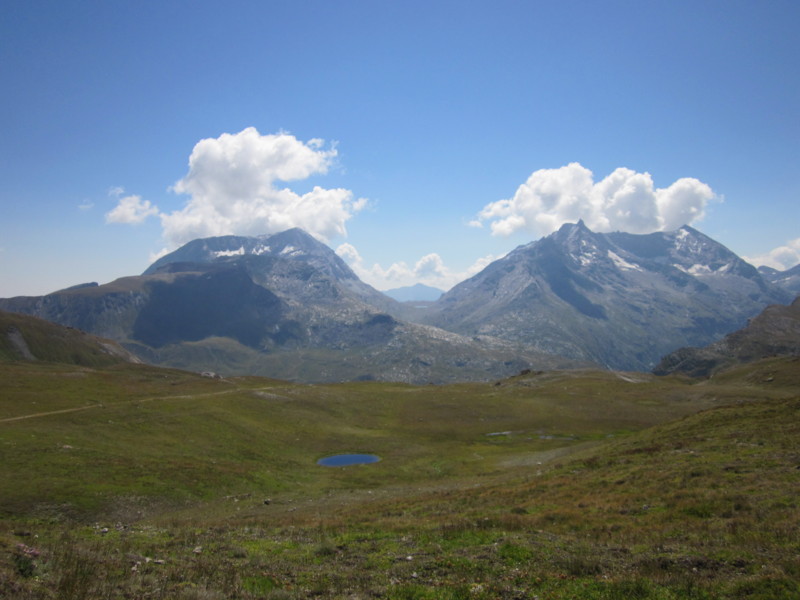 Guisalet : Guisalet et les Ambins (Dent et Mont) avec visible entre les 2 groupes de sommet, le Lac de Savine.