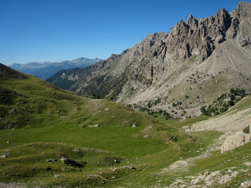 #7 Col St Antoine - Ouest : Très jolie descente sur le col du Lauzet sur fond de Crousas Col St Antoine - Ouest : Très jolie descente sur le col du Lauzet sur fond de Crousas