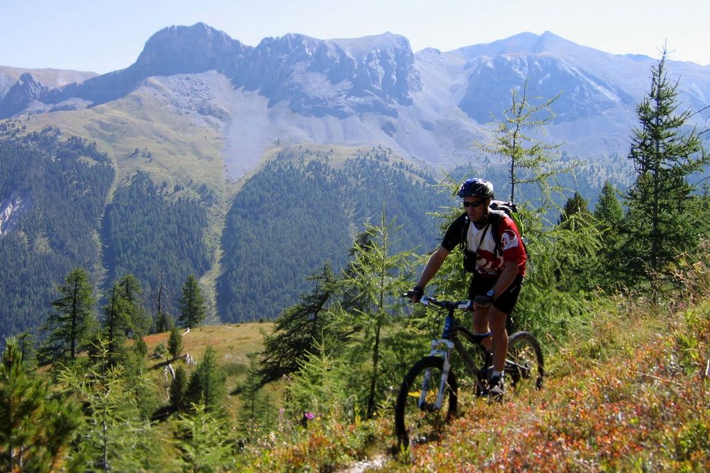 Cretes de Chambrettes : sentier balcon avec la Pointe de Rasis derriere