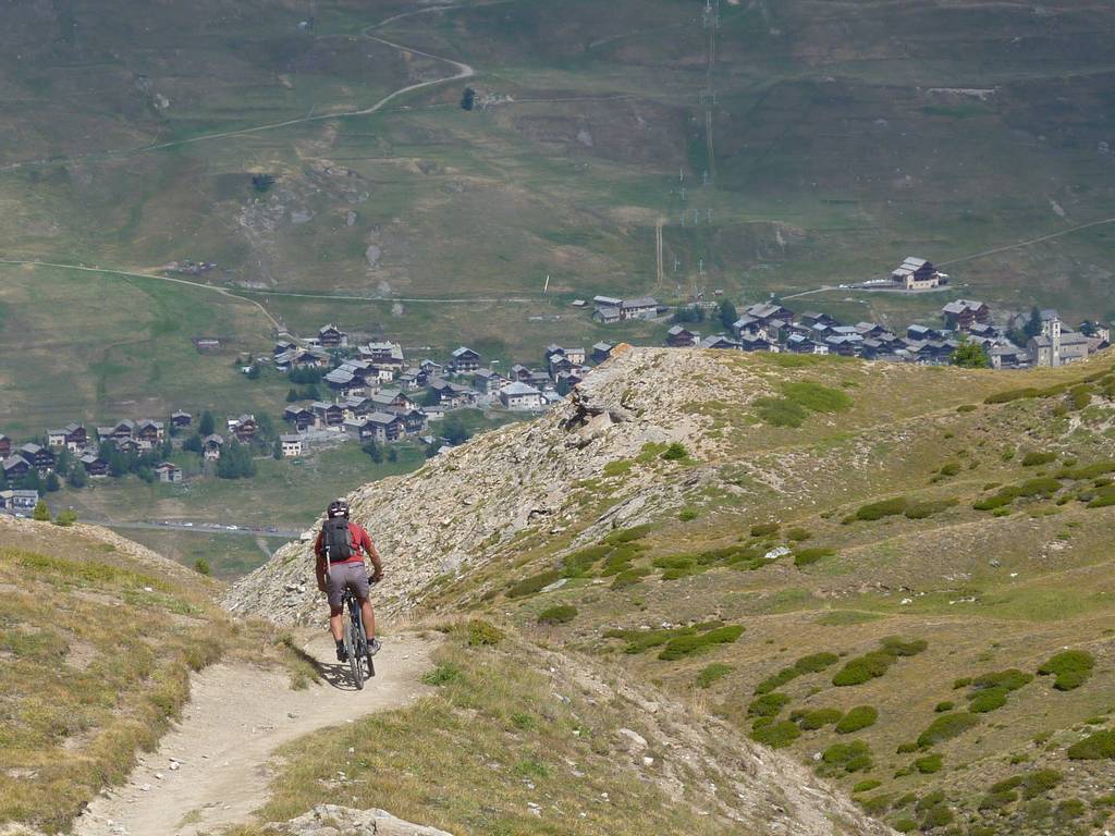 col des Estronques : descente plongeante sur Saint Veran