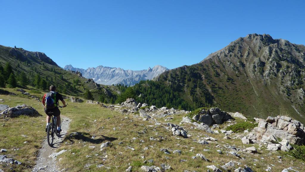 à droite, les cretes de Chambrettes et on devine au pied le long sentier balcon qui les traversent d'est en ouest