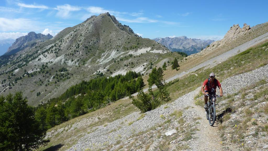 en direction du col des Estronques, on voit bien en arriere plan la descente de la crete des Chambrettes