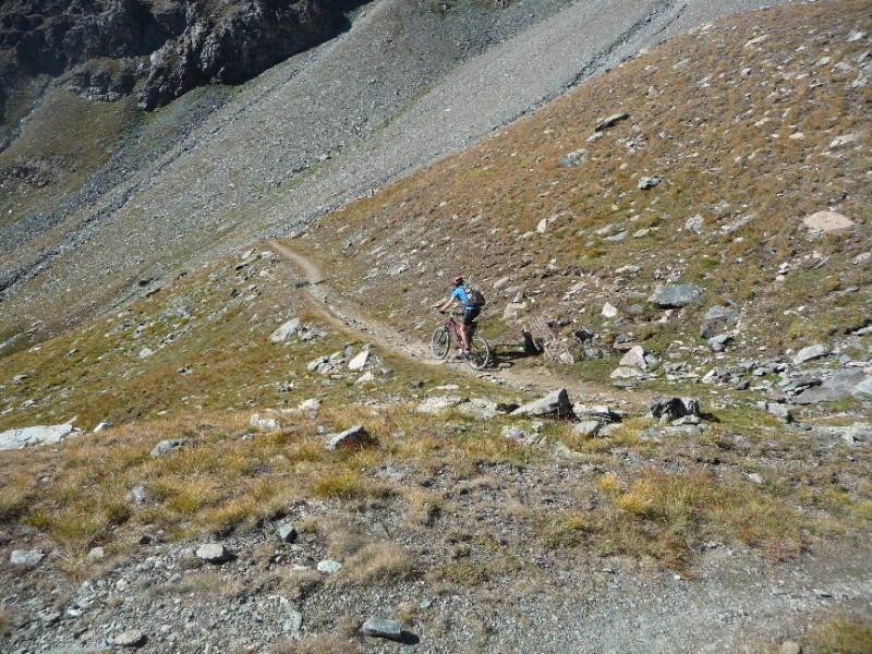 #13 Col Lauson : le sentier de descente, bien roulant. Col Lauson : le sentier de descente, bien roulant.