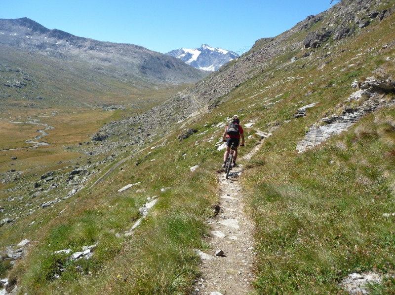 Mont Taou Blanc : Le sentier balcon au dessus du Plan du Nivolet.