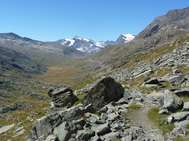 #9 Mont Taou Blanc : Le vallon du Nivolet avec le refuge Savoie au bout. Mont Taou Blanc : Le vallon du Nivolet avec le refuge Savoie au bout.