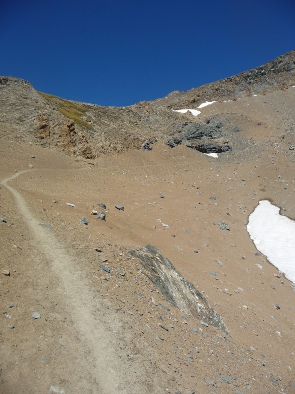 Mont Taou Blanc : Le décor un peu lunaire sous le col.