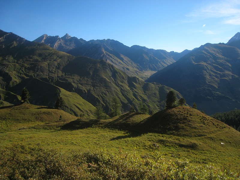 #4 vers le Longet : Montée vers le col du Longet, avec vue sur la vallon e soustra descendu la veille vers le Longet : Montée vers le col du Longet, avec vue sur la vallon e soustra descendu la veille