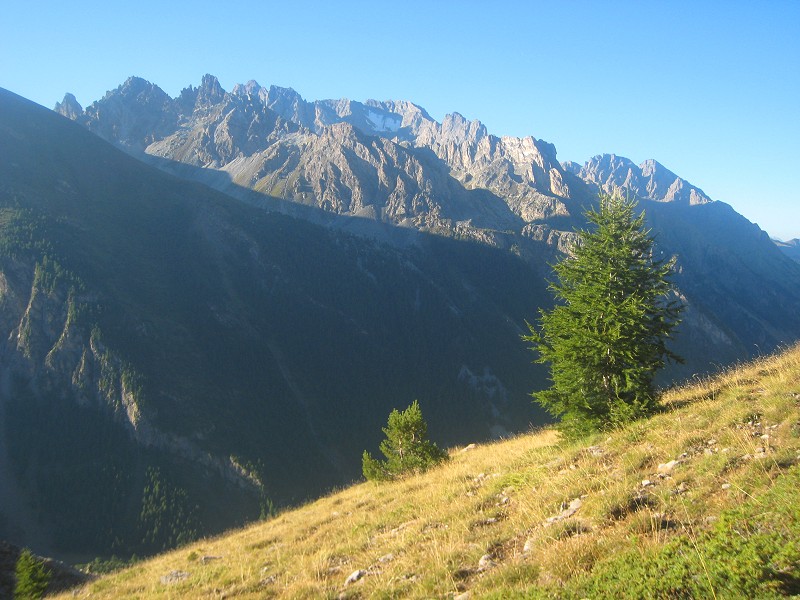 #25 En montant vers Girardin : Douce lumière et magnifique vue sur les Chambeyron En montant vers Girardin : Douce lumière et magnifique vue sur les Chambeyron