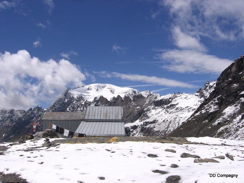 Refuge : Le refuge Chiarella et le Mont Vélan (3727m) en toile de fond