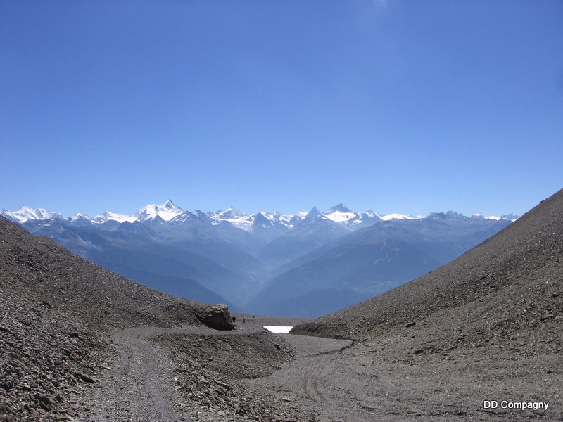 #1 Piste : En dessous, ce n Piste : En dessous, ce n'est pas tant minéral. C'est plutôt Bling bling et Rolleix au poignet!