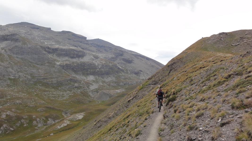 Vers le Col de Serenne : Traversée impressionnante, esthétique avec la Crête de Laugier et la Mortice en toille de fond.