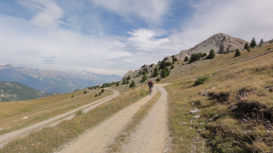 Vers la Cabane des Couinets : Montée très sympa sur une piste qui donne sur quelques 4000 des Ecrins !