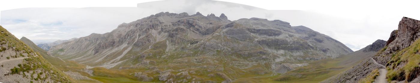 #2 Vers le Col de Serenne : Panorama du Vallon Laugier depuis le sentier de traversée. Vers le Col de Serenne : Panorama du Vallon Laugier depuis le sentier de traversée.