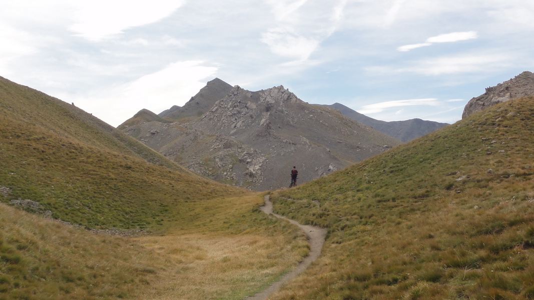 Vers le Col de Serenne : Raph admiratif devant la Crête de l'Etoile, la Crête des Couinets et au fond le Paneyron !