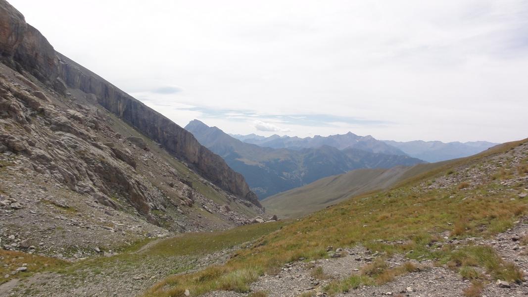 Col de Serenne : Vu très esthétique sur le Vallon Serenne, la Haute-Ubaye et le Mercantour.