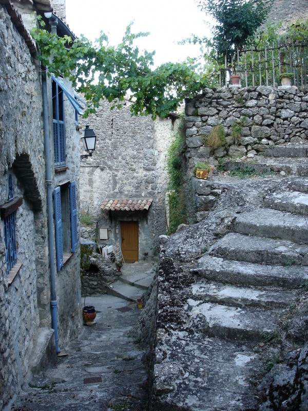 #7 Sigale : Sentier dans les rues en escalier Sigale : Sentier dans les rues en escalier