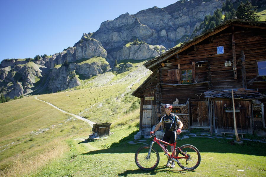 Chalet des Bouchets : Devant ce petit bijou, Tof prend la pause