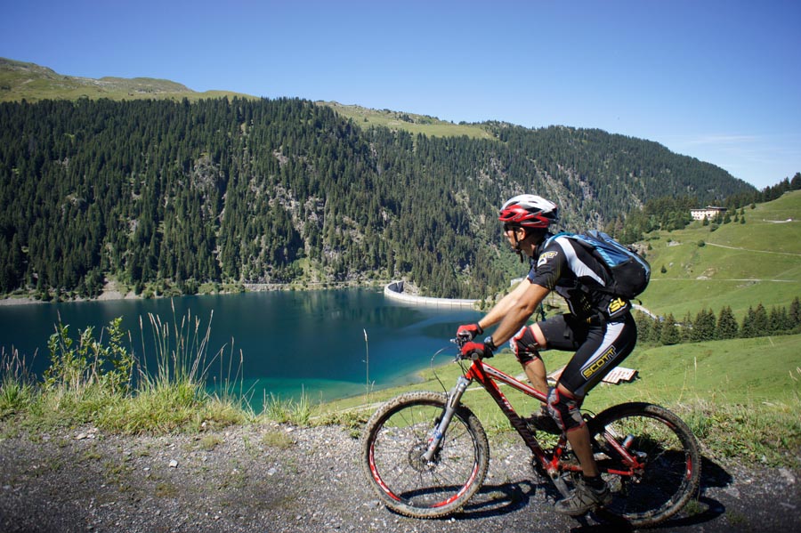 le bout de route : qui contourne le lac de Saint-Guerin, déserte aujourd'hui