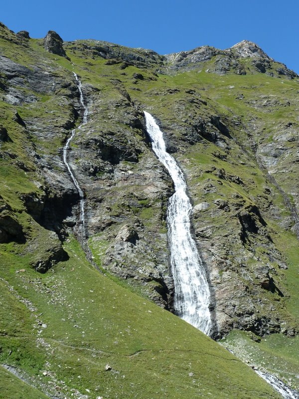 #16 Ref. Mario Bezzi : Belle cascade sous le refuge Ref. Mario Bezzi : Belle cascade sous le refuge