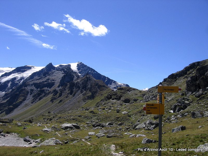 Col de la Meina (2702m) : Une sente redescend sur Pralong et le pied du Barrage de la Grde Dixence en Val d'Hérémence
