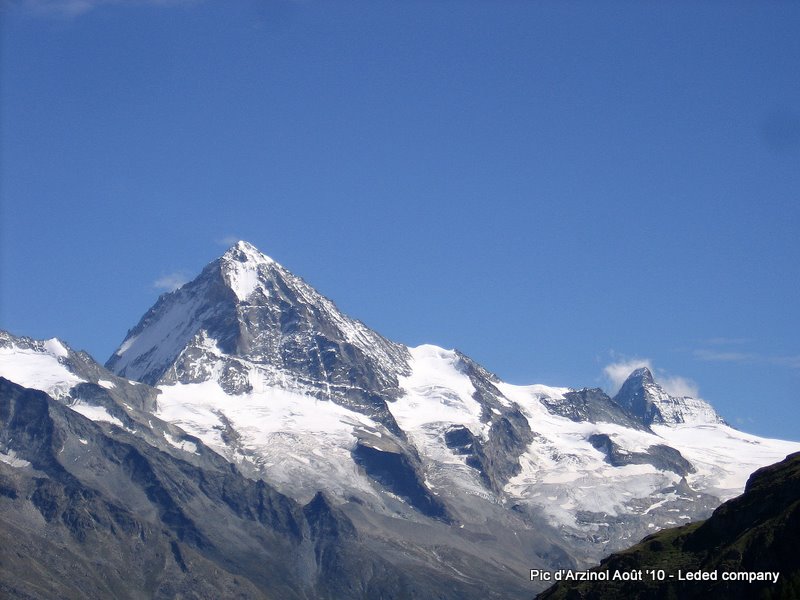 Dent Blanche (4357m) : et Cervin (4478m)