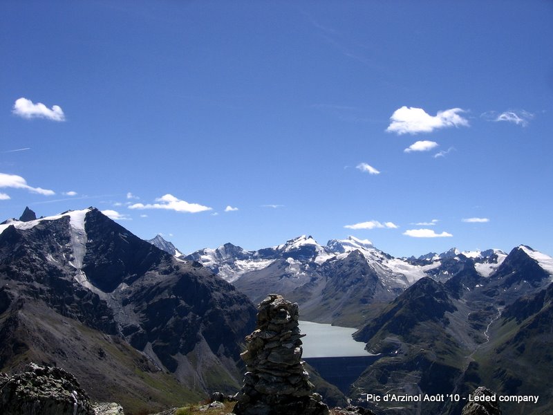 Barrage de la Grde Dixence : Lac des Dix. Toute la zone Sud du barrage fait partie du district franc fédéral et donc, interdite à tous véhicules.