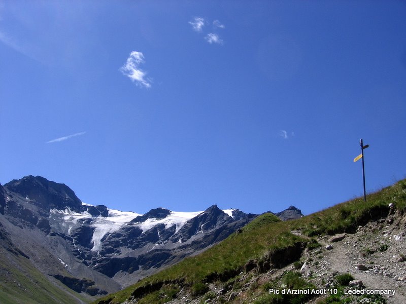 #5 Pt 2262m : Le sentier de retour depuis le Pas d Pt 2262m : Le sentier de retour depuis le Pas d'Arpilles avec le Glacier de Vouasson en toile de fond