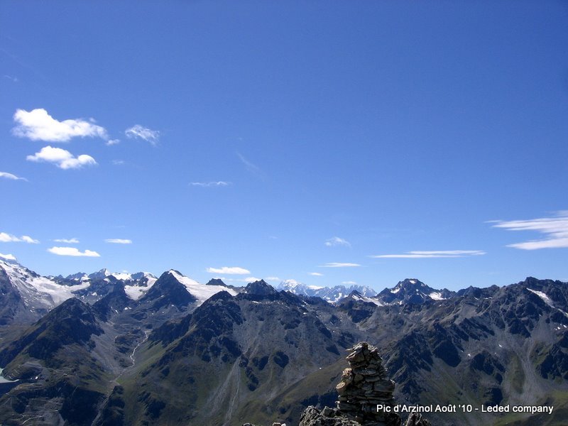 Grdes Jorasses, Mont Blanc : Rosablanche(3336m) et Grand Combin(4314m)