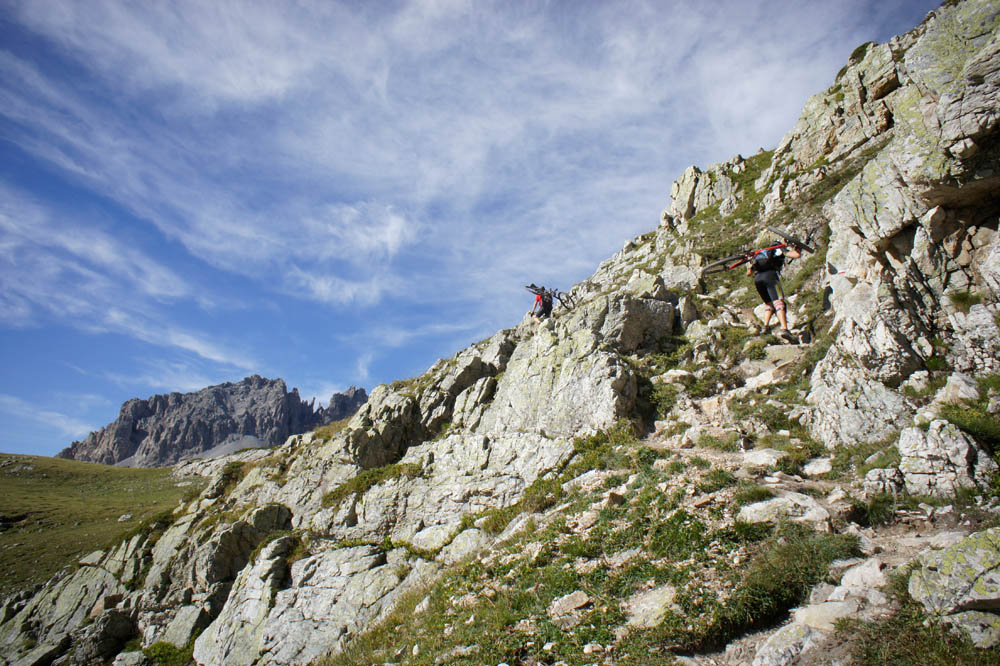 #10 Court portage vers la Baume : Le Grand Seru au fond Court portage vers la Baume : Le Grand Seru au fond