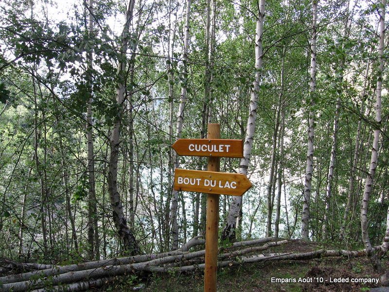 #1 Lac du Chambon : Au bout de la piste: le bout du lac d Lac du Chambon : Au bout de la piste: le bout du lac d'un côté et Cuculet, 250m à remonter.