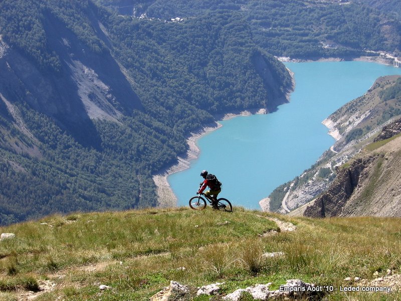 #6 Les Clots : Christophe plonge sur le lac du Chambon. On remarquera la piste rive gauche rejoignant le sentier remontant sur le hameau de Cuculet. Les Clots : Christophe plonge sur le lac du Chambon. On remarquera la piste rive gauche rejoignant le sentier remontant sur le hameau de Cuculet.